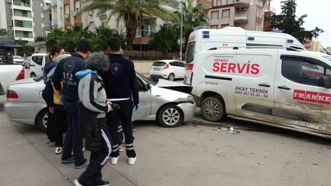Antalya'da Trafik Kazası: 3 Yaralı
