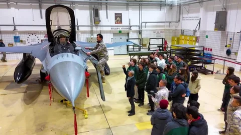 Amasya'da Lise Öğrencileri F-16 Kokpitinde