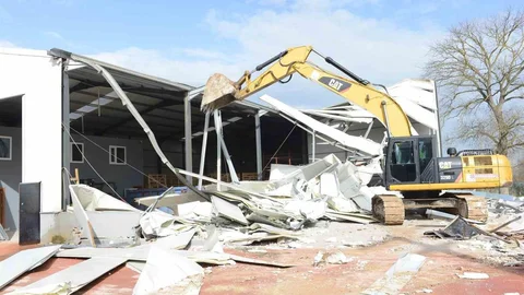 Nilüfer'de 3 Kaçak Yapı Yıkıldı