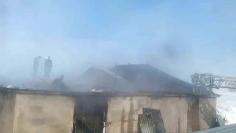 Çaldıran'da Ev Yangını Meydana Geldi