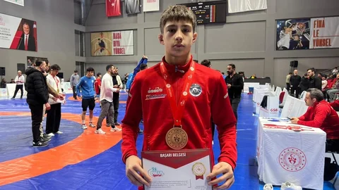 Düzce'de Gençler Güreş Şampiyonası Başarısı