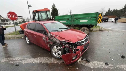 Otomobil-Traktör Çarpışması Düzce'de Meydana Geldi