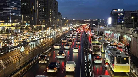 İstanbul'da Trafik Yoğunluğu Yükseldi