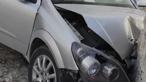 Kontrolden Çıkan Araç Duvara Çarptı