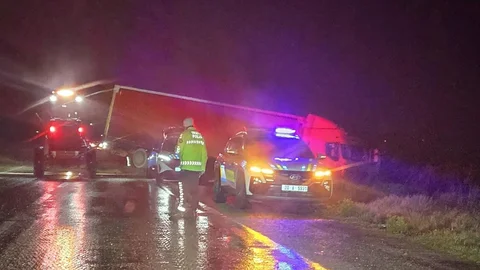 Denizli'de Tır Şarampole Uçtu