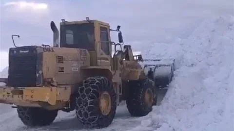 Bitlis'te Yol Açma Çalışmaları Devam Ediyor