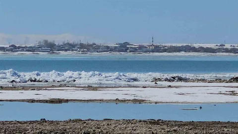 Arin Gölü'nde Buz Dalgaları Oluştu