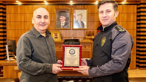Bilecik'te Emekli Polise Plaket