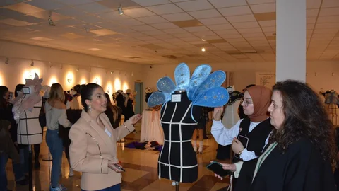 Egeli Öğrenciler Atık Kumaşları Sanata Dönüştürdü