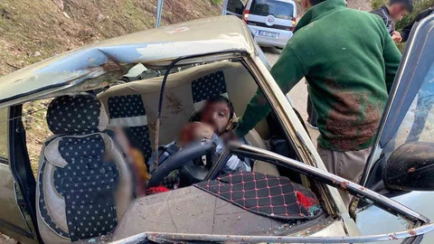 Kahramanmaraş'ta Kaya Parçası Otomobile Düştü