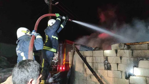 Van'da Ahır Yangını Korkuttu