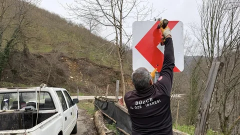 Trafik Güvenliği İçin Levhalar Düzce'de Yerleştiriliyor