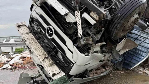 Aydın'da Otoyolda Tır Ters Döndü