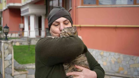 Edirne'de Sokak Kedilerine Annelik Yapıyor