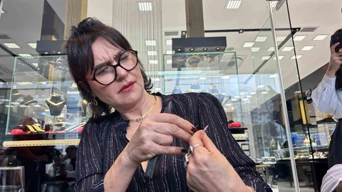 Şevval Sam Trabzon Hasırına İlmek Attı