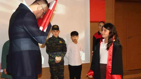 Öğrencilerden Duygusal Ay Yıldız Gösterisi