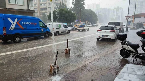 Adana'da Kısa Süren Yağmur Sorun Yarattı