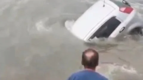 Mersin'de Denize Düşen Sürücü Kurtarıldı