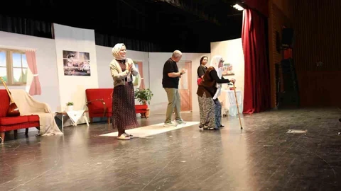 Öğretmenlerden Tiyatro Gösterisi