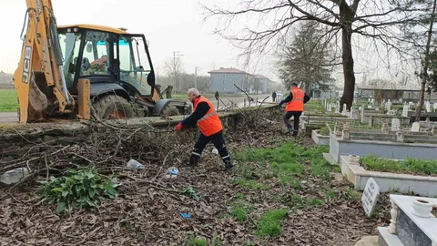 Düzce'de Mezarlıklar Temizleniyor