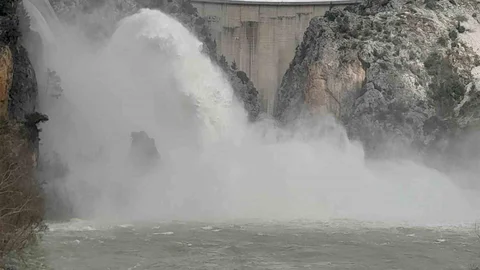 Manavgat'ta Barajda Su Tahliyesi Yapılıyor