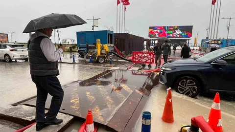 İzmir'de Sağanak Yağış Sonrası Su Birikintileri Oluştu