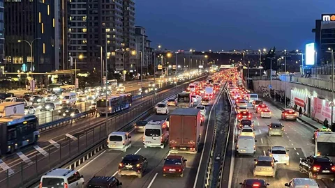 İstanbul'da Trafik Yoğunluğu Yükseldi