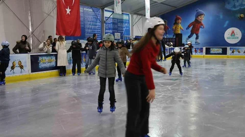 Nevşehir'de Mobil Buz Pateni Pisti Açıldı
