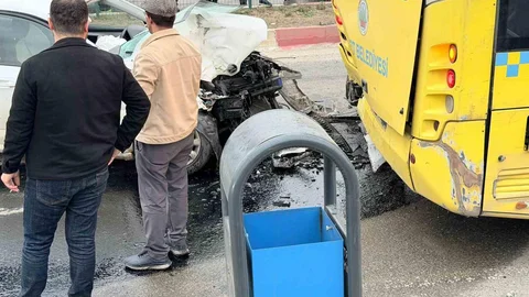 Siirt'te Otomobil ve Otobüs Çarpıştı