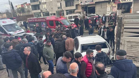 Otomobil Park Halindeki Araçlara Çarptı