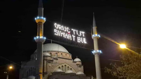 Eskişehir'de Mahyalar Minareleri Süslemeye Başladı