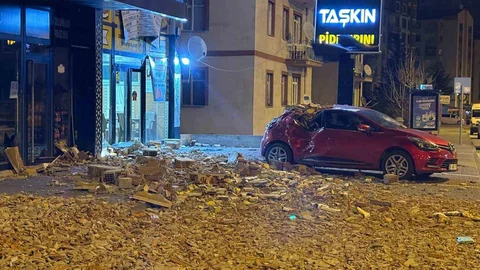 Kayseri'de Rüzgar Binanın Duvarını Yıktı