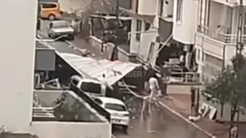 Toroslar’da Apartman Çatısı Sokağa Savruldu!