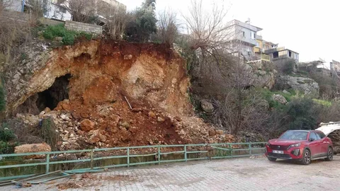 Heyelan Sonrası Mağara Ortaya Çıktı