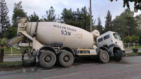 Beton Mikseri Çukura Düşerek Yan Yattı
