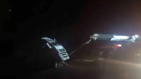 Siirt'te Tır Devrildi, Sürücü Yaralandı