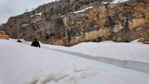 Şırnak'ta Beldelerin Yol Açma Çalışmaları Devam Ediyor