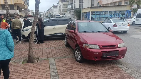 Antalya'da Motosiklet ve Otomobil Çarpıştı