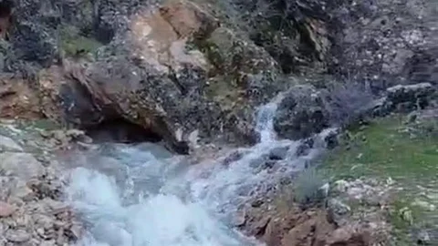 Adıyaman'da Kayalıklardan Su Çıkışı