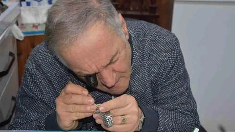 Yarım Asırlık Saat Ustası Eşinin Desteğiyle Çalışıyor