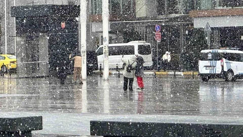 Taksim'de Kar Yağışı Etkili Oldu