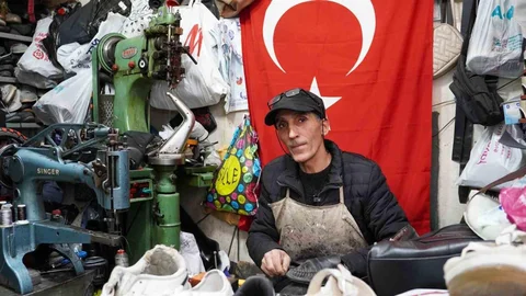 Bursa'da 40 Yıldır Ayakkabı Tamirciliği Yapıyor