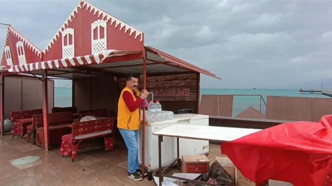 İskenderun'da Fırtına Çadırları Uçurdu