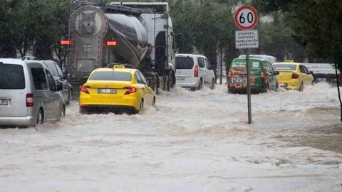 Adana'da Şiddetli Yağışlar Etkili Oldu