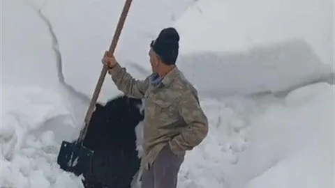 Kars'ta Çatıdan Düşen Kar Kütlesi Tehlikesi