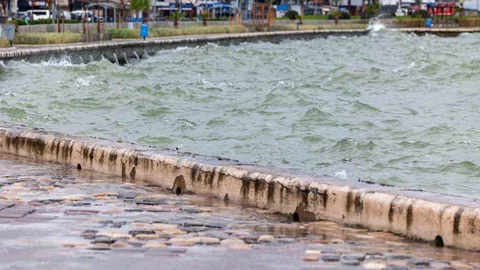 İzmir'de Deniz Seviyesi Yükseldi
