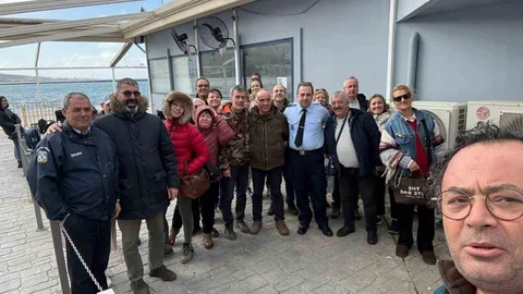 Türk Turistlerden Yunan Komiserine Teşekkür