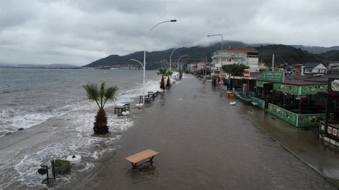 Gemlik'te Deniz Taşkını Yaşandı