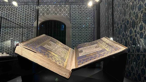 Osmanlı'nın En Büyük Mushafı Sergilendi