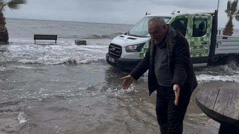 Bursa'da Fırtına Sonrası Balıklar Avlandı